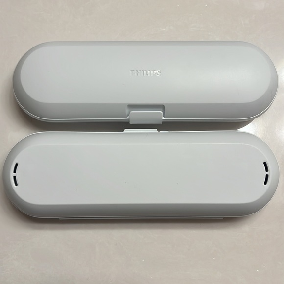 LAST CHANCE!!! Set of 2 Sonicare Protective Clean Toothbrushes w/ Travel Case - Picture 2 of 2